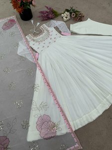 Robe de mariée élégante de couleur blanche, inspirée de Bollywood, tendance, avec broderie méticuleuse, travail de zari, pour les fêtes d'hiver, en soie - Product Image 6