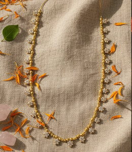 สร้อยคอโบราณแบบดั้งเดิม ขัดเงาสีทองอย่างดี ประณีตสง่างาม เหมาะสำหรับชุดพื้นเมืองอินเดีย งานเทศกาล และงานแต่งงาน - Product Image 3