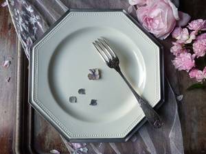 Nouvelle conception de forme hexagonale assiette de charge décorative plaquée blanche assiette de service en métal artisanale de forme ronde pour la maison et l'hôtel - Product Image 1