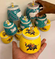 Ensemble de 2 pots décoratifs peints à la main avec motif de vache Pichwai avec couvercle en cristal |   Ensemble de 2 pots de rangement et de cadeaux traditionnels indiens 3 pouces - Product Image 2