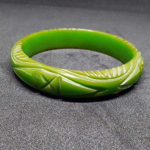 Brazaletes de resina con curvas onduladas verdes para mujer, accesorios únicos con estilo, diseño de patrón artístico, bodas, otros con perlas - Product Image 1