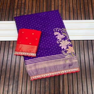 Sari VASTRA COTTAGE Premium de Khadi Georgette con Tejido Meenakari Zari, Pallu Rico, Blusa Teñida a Mano con Contraste, Bordado y Encaje - Product Image 3