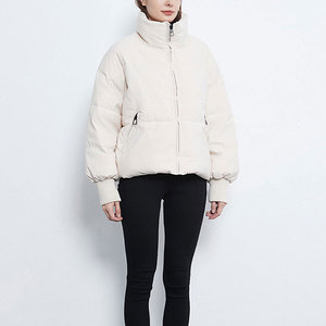 Vente en gros Vêtements d'extérieur d'hiver OEM Manteaux en duvet rembourrés chauds pour femmes avec logo personnalisé - Product Image 6