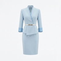 Ensembles de costumes pour femmes bleu clair avec blazer peplum ceinturé, jupe crayon et manches trois-quarts, sur mesure pour réception d'hôtel ou bureau