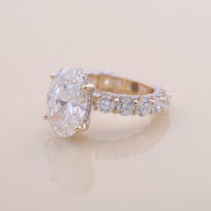 Bague de fiançailles et de mariage en or jaune/blanc/rose 9 carats avec halo de diamants ovales cultivés en laboratoire certifiés IGI et bande de diamants - Product Image 2