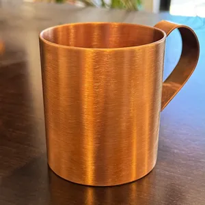 Taza de Cobre Hecha a Mano de Estilo Clásico con Asa de Acabado Liso para Bares, Restaurantes, Hoteles e Importadores de Artículos de Bebida de la India - Product Image 1