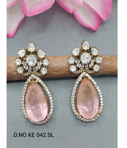 Ensemble de bijoux indiens d'inspiration Kundan avec boucles d'oreilles ras du cou à finition antique et Tikka de mariée pour les célébrations de l'Inde - Product Image 3