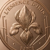 Autocollant d'étiquette de parfum en alliage d'aluminium auto-adhésif, motif fleur d'iris en relief, or rose métallique, pour emballage cosmétique de luxe