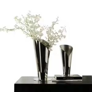 Vase élégant en métal avec motif floral complexe Accent décoratif pour la maison et le bureau Jardinière élégante d'inspiration vintage pour les intérieurs - Product Image 6