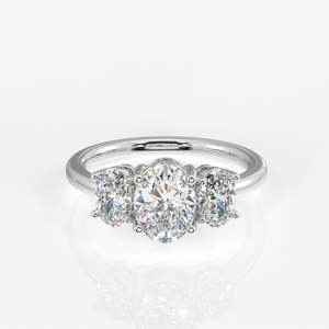 Bague à trois pierres en diamant de laboratoire taille ovale, or 14 carats - Collection exclusive de bagues en diamant - Product Image 5