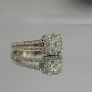 Bague de fiançailles et de mariage en argent 925 avec halo de diamants en moissanite taille princesse de 2,50 carats - Product Image 3