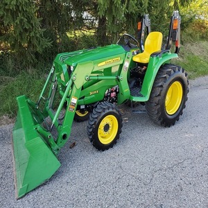 รถแทรกเตอร์จอห์น เดียร์ 4x4 สำหรับงานเกษตร ทนทาน ขายพร้อมวัสดุคุณภาพสูง ระบบส่งกำลังราบรื่น และล้อสำหรับงานหนัก - Product Image 4