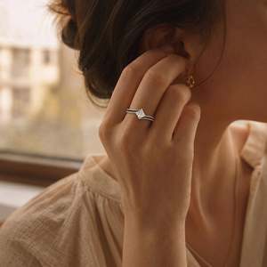 Bague de promesse Jeulia Parallel Meet bicolore avec cristaux taille princesse et motif bypass - Product Image 6