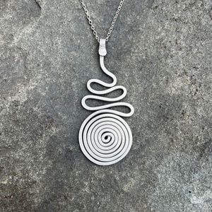 Vente en gros de breloques en or noir plaqué argent collier simple avec pendentif en forme de cœur évidé pour femme pour petite amie - Product Image 3