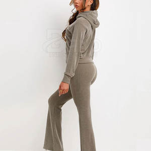 Conjunto Deportivo de Invierno para Mujer, de Alta Calidad, con Capucha, Top Corto y Pantalones Acampanados, 100% Algodón - Product Image 6