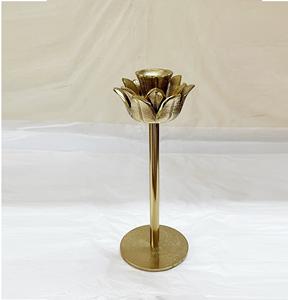 Porte-bougie métallique au design moderne avec finition dorée en aluminium pour la décoration de la maison et la décoration de mariage - Product Image 1