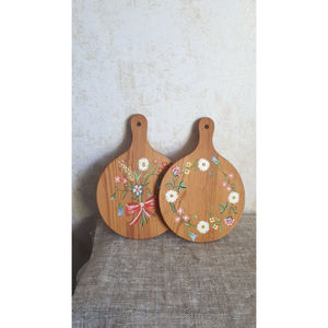 Planche à découper en bois peinte à la main de la meilleure qualité avec planche de service ronde en bois au design floral pour le fromage à un prix abordable - Product Image 1