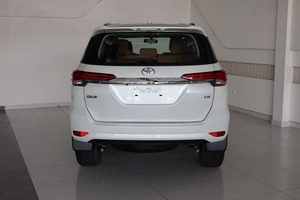 Nouveau / Occasion 2023 Toyota SUV 5 places, intérieur cuir, phares LED, pneus R18, climatisation automatique, réglage électrique des sièges - Product Image 3