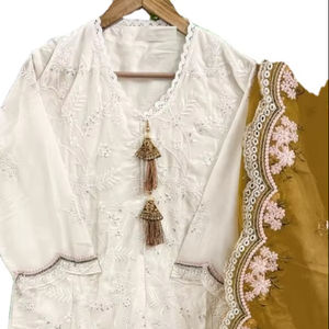 Costume en organza de soie lourde brodé piqué collection pakistanaise - Product Image 1