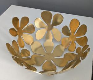 Bol décoratif en métal élégant, fleur, accent moderne pour la décoration de la maison, les fêtes et les cuisines, artisanal en provenance d'Inde - Product Image 1