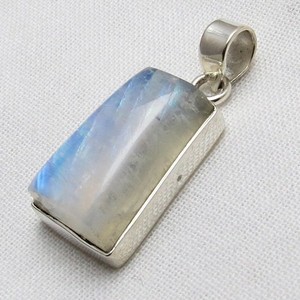 Impressionnant pendentif en argent sterling 925 avec pierre de lune arc-en-ciel fantaisie, bijoux Shri Ashapura, style bohème, pour fiançailles chrétiennes, troisième modèle - Product Image 2