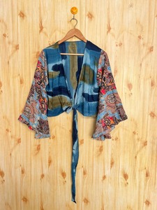 Top court en soie de sari recyclée fait main avec broderie, manches cloche, motif tie-dye, style floral vintage pour l'hiver, l'été et l'automne - Product Image 3