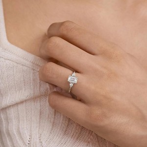 Anillo de Diamante Cultivado en Laboratorio con Certificación IGI de 3.00 Quilates, Corte Esmeralda, Color D, Claridad VVS2, Oro Blanco de 14k, Anillo de Compromiso con Tres Piedras - Product Image 5