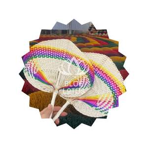 Éventail artisanal en feuilles de palmier - Product Image 1