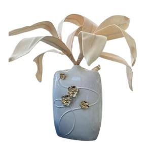 Vase en métal à motif floral pour décoration élégante de la maison Pièce maîtresse élégante et affichage artistique moderne ou classique - Product Image 6