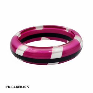 Bracelet en résine rayé rose et blanc artisanal moderne pour femme, parfait pour un usage quotidien - Product Image 1