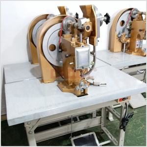 Machine à œillets <span class=keywords><strong>automatique</strong></span> professionnelle CADDY, machine à œillets à entraînement par courroie, alimentation <span class=keywords><strong>automatique</strong></span> pour la fabrication de sacs cadeaux, la fabrication de chaussures - Product Image 5
