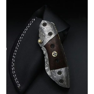 Meilleur couteau pliant OEM en acier Damas avec manche en bois bleu et traversin en laiton pour la chasse-Excellent cadeau pour elle et lui - Product Image 3