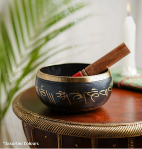 Une personne tenant un grand bol de chant poli et maillet en bois, parfait pour la thérapie. Prix de gros disponibles. - Product Image 5