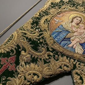 Elegante Estandarte Litúrgico de Terciopelo con Diseño de Cola de Golondrina, Bordado a Mano con Hilo Metálico Dorado, Estandarte Religioso Católico con Icono de la Virgen María - Product Image 6