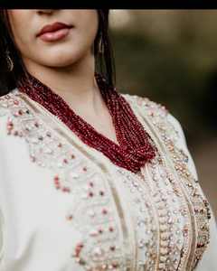 Entièrement personnalisable pour le caftan marocain rouge crème Vêtements de loisirs musulmans traditionnels brodés avec fonction antistatique Accesso - Product Image 1