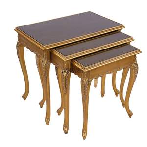 Ensemble de tables gigognes classiques en or avec dessus brillants foncés et pieds courbes élégamment sculptés à la main pour une décoration intérieure de luxe - Product Image 1