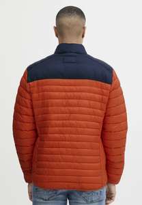 Veste matelassée orange foncé de style design en gros, tissu 100% polyester, panneaux d'épaule bleu marine, style zippé, rembourrage matelassé - Product Image 2