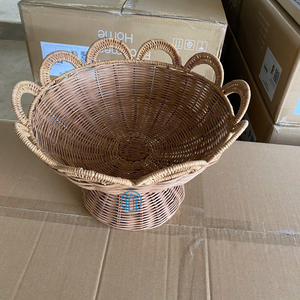 Bol à fruits en rotin avec pieds, présentoir artisanal en osier pour table, cuisine et décoration intérieure - Product Image 2