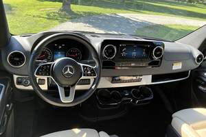 Sprinter 2500 Airstream Interstate 19 édition Tommy Bahama 2020, conversion complète en camping-car 4x4, environ 3 100 milles, moteur V6 turbodiesel, 4 roues motrices - Product Image 4