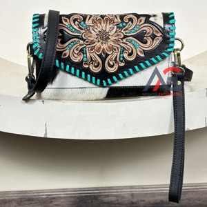 กระเป๋าหนังวัวคุณภาพพรีเมียมแบบสะพายข้าง ปักลาย แต่งหนังแบบดั้งเดิม กระเป๋าสะพายไหล่ทำมือ พร้อมสายคล้องมือและสายสะพายปรับได้ - Product Image 1