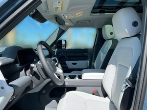 2025 Lan-d Rove-r Defender 110 P300 S AWD 110 P300 S 4dr SUV usado muy limpio - Product Image 3