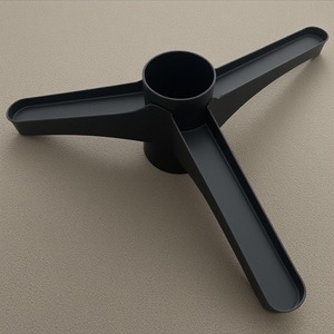 Élégant support d'arbre en métal plaqué argent avec détail sculpté travail artisanal offrant une présence saisonnière décorative et festive - Product Image 1