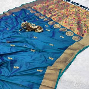 Sari de Seda Paithani VASTRA COTTAGE con Zari Dorado, Pallu Meenakari Tejido con Diseño de Pavo Real, Borde Tradicional y Blusa a Juego - Product Image 4