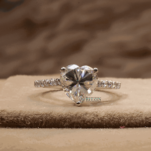 Anillo de compromiso solitario con corte de corazón y redondo para mujer, en oro rosa con engaste de puntas, diseño encantador - Product Image 1