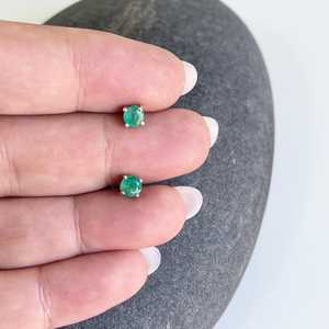Boucles d'oreilles clous circulaires émeraude vert clair, mini, 5 mm, à fermoir poussoir, en argent sterling 925, pierre de naissance de mai, couleur verdure - Product Image 2