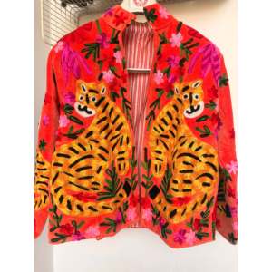 Blouson Bomber Réversible Brodé en Velours Orange Tigre pour Femme, Style Universitaire, Personnalisé, Court, en Satin, Lin et Cuir – Collection Automne - Product Image 1