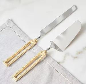 Ensemble de serveurs à gâteau en laiton 2 pièces avec poignée à motifs festonnés, or luxueux, ustensile de découpe pour mariage, durable, fait à la main - Product Image 6