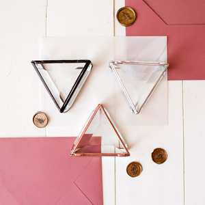 Boîte à bagues en verre en forme de triangle Organisateur de bijoux en verre et métal Cadre polonais antique pour fiançailles de mariage d'anniversaire - Product Image 6