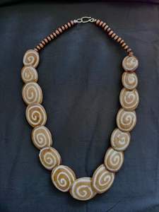 Colliers de perles en résine faits à la main personnalisés en gros avec motif d'ange gravé - Product Image 3