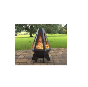 Gran hoguera geométrica de metal con forma hexagonal creando un diseño sofisticado y único para el entretenimiento en el patio trasero - Product Image 1